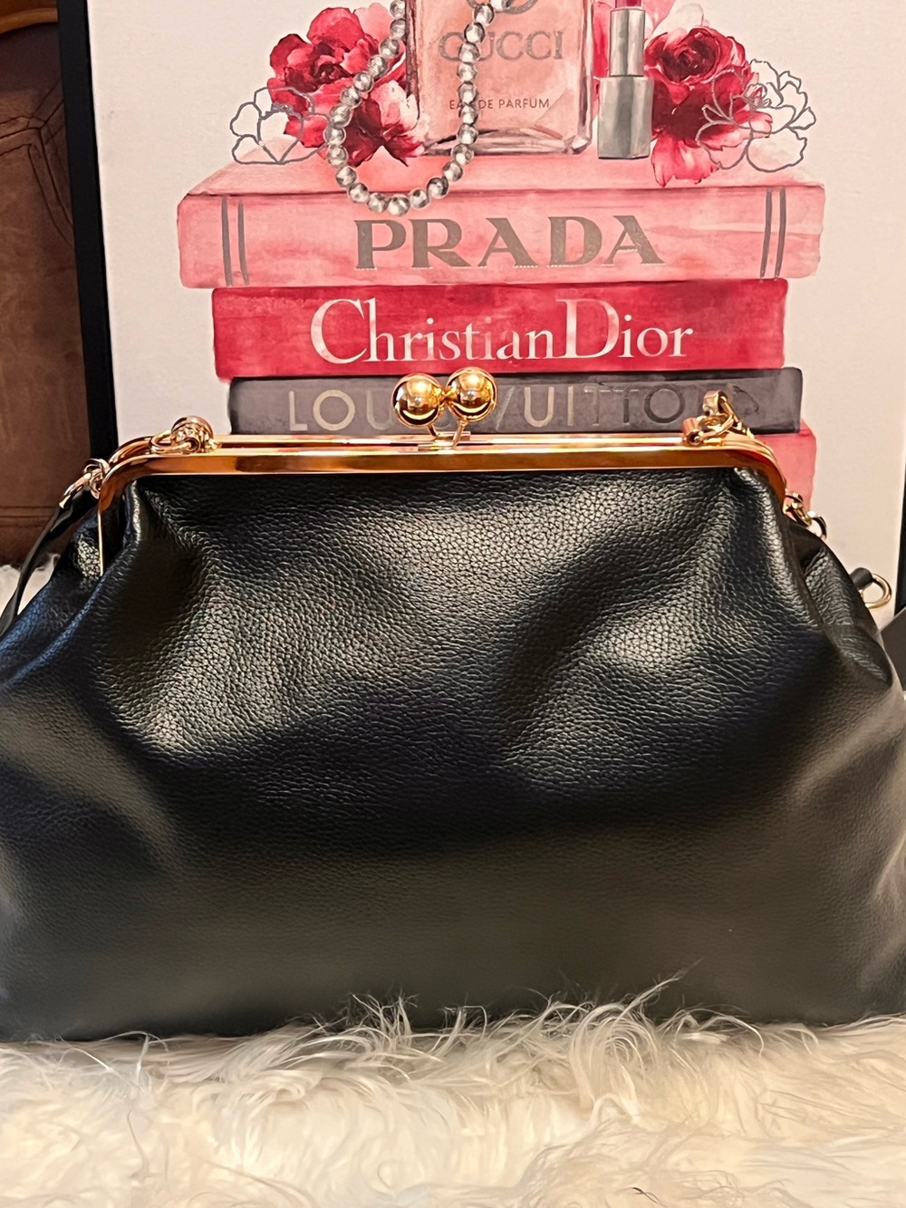 Juicy Couture NWOT kiss luck Faux-Leather with Pearl & Chain crossbody bag - Picture 3 of 13